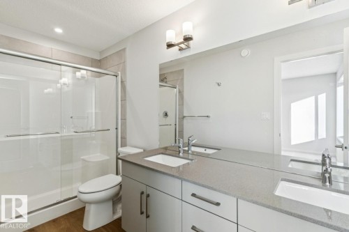 318 26 Street, Edmonton, AB - Indoor Photo Showing Bathroom