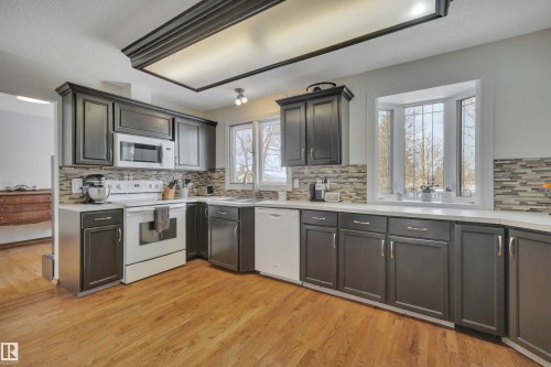 4318 43 Avenue, Leduc, AB - Indoor Photo Showing Kitchen