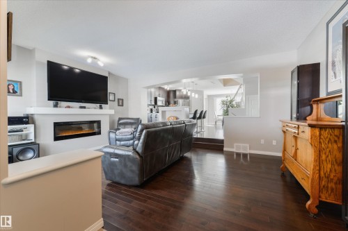 8333 Ellis Crescent, Edmonton, AB - Indoor Photo Showing Kitchen With Stainless Steel Kitchen With Upgraded Kitchen