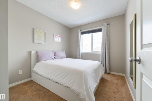 8333 Ellis Crescent, Edmonton, AB - Indoor Photo Showing Bedroom