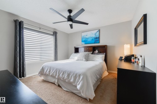 8333 Ellis Crescent, Edmonton, AB - Indoor Photo Showing Bedroom