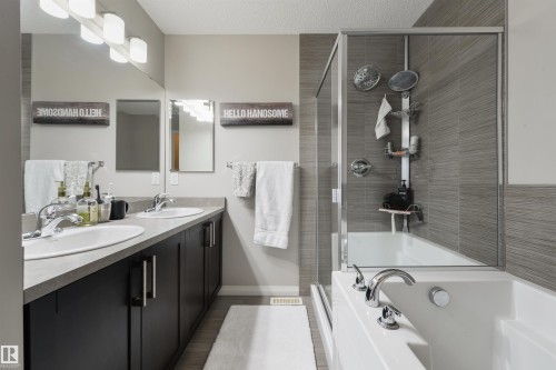 8333 Ellis Crescent, Edmonton, AB - Indoor Photo Showing Bathroom