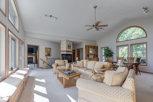 Windows on both sides - 602 Pheasant Close, Rural Camrose County, AB - Indoor Photo Showing Living Room