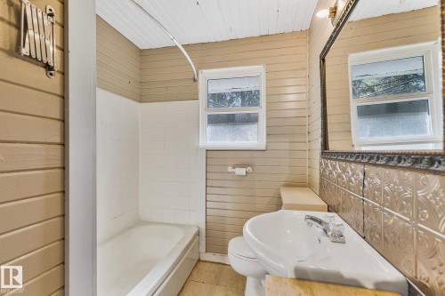 13915 102 Avenue, Edmonton, AB - Indoor Photo Showing Bathroom