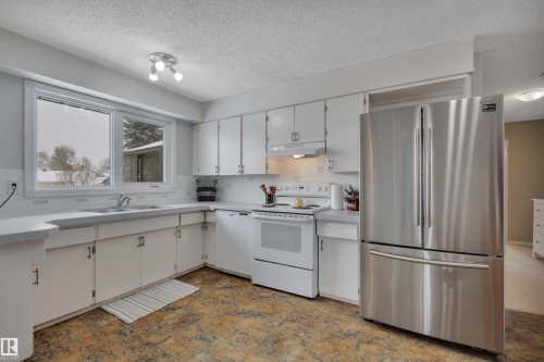 31 Camelot Crescent, Leduc, AB - Indoor Photo Showing Kitchen