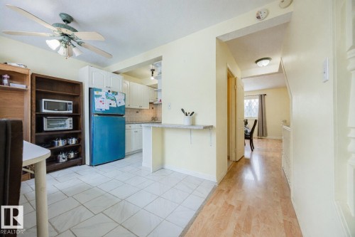 774 Abbottsfield Road Nw, Edmonton, AB - Indoor Photo Showing Kitchen