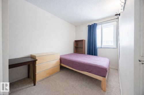 774 Abbottsfield Road Nw, Edmonton, AB - Indoor Photo Showing Bedroom