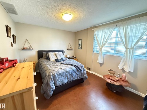 7810 91 Street, Edmonton, AB - Indoor Photo Showing Bedroom