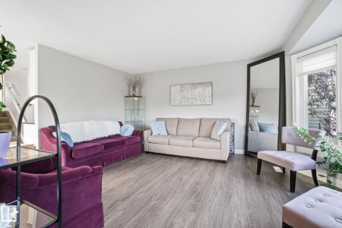 373 Kline Crescent, Edmonton, AB - Indoor Photo Showing Living Room