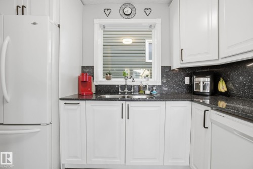 373 Kline Crescent, Edmonton, AB - Indoor Photo Showing Kitchen
