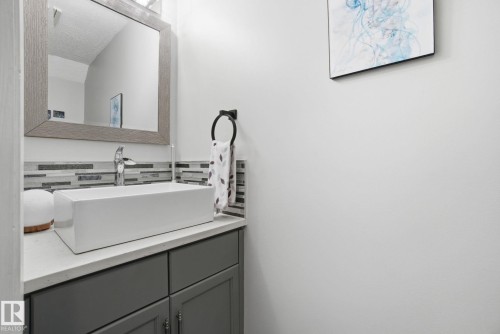 373 Kline Crescent, Edmonton, AB - Indoor Photo Showing Bathroom