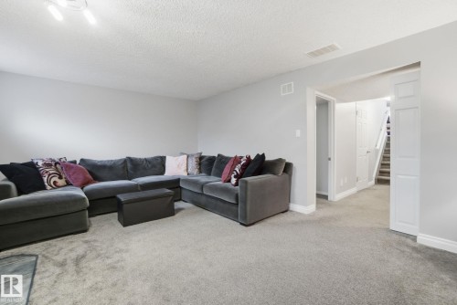 373 Kline Crescent, Edmonton, AB - Indoor Photo Showing Living Room
