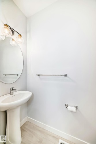 9411 Pear Crescent, Edmonton, AB - Indoor Photo Showing Bathroom