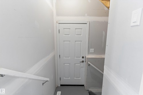 112 Edgemont Wynd Nw, Edmonton, AB - Indoor Photo Showing Other Room