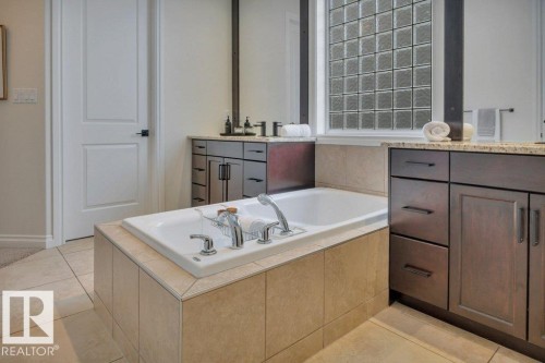 3262 Whitelaw Drive, Edmonton, AB - Indoor Photo Showing Bathroom