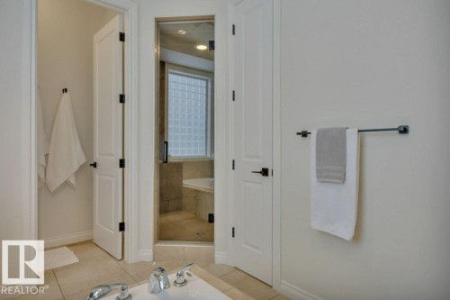 3262 Whitelaw Drive, Edmonton, AB - Indoor Photo Showing Bathroom