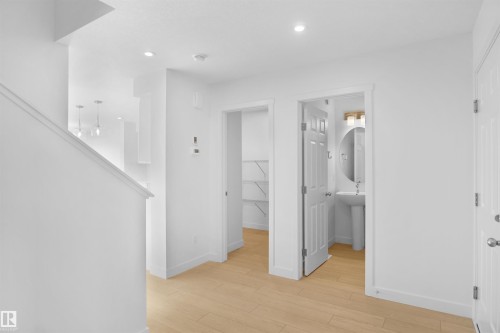 903 19 Avenue, Edmonton, AB - Indoor Photo Showing Other Room