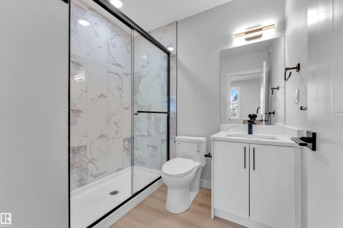 9531/ 9533 115 Ave, Edmonton, AB - Indoor Photo Showing Bathroom