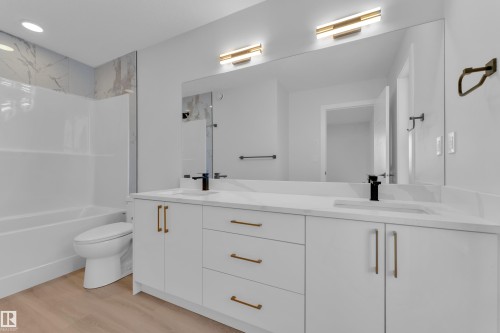 9531/ 9533 115 Ave, Edmonton, AB - Indoor Photo Showing Bathroom