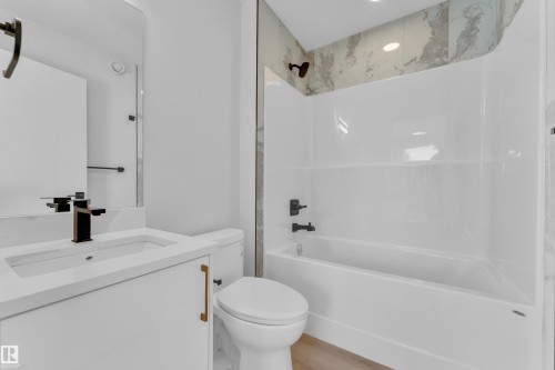 9531/ 9533 115 Ave, Edmonton, AB - Indoor Photo Showing Bathroom