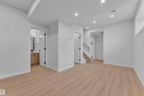 9531/ 9533 115 Ave, Edmonton, AB - Indoor Photo Showing Other Room