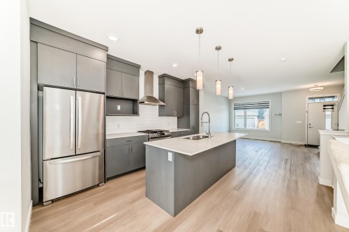 4005 Hawthorn Link Link, Edmonton, AB - Indoor Photo Showing Kitchen With Upgraded Kitchen