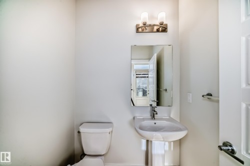 4005 Hawthorn Link Link, Edmonton, AB - Indoor Photo Showing Bathroom