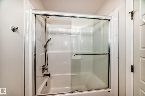 4005 Hawthorn Link Link, Edmonton, AB - Indoor Photo Showing Bathroom