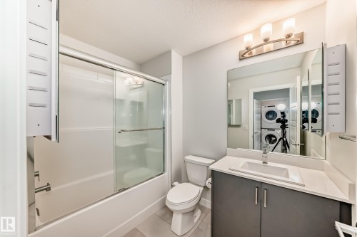 4005 Hawthorn Link Link, Edmonton, AB - Indoor Photo Showing Bathroom