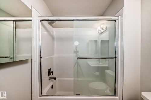 4005 Hawthorn Link Link, Edmonton, AB - Indoor Photo Showing Bathroom