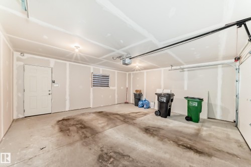 4005 Hawthorn Link Link, Edmonton, AB - Indoor Photo Showing Garage