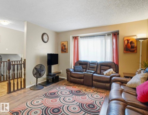 18727 80 Avenue, Edmonton, AB - Indoor Photo Showing Living Room
