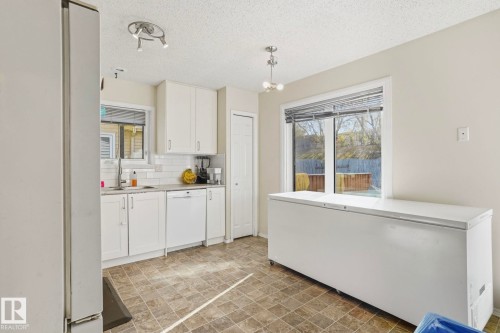 18727 80 Avenue, Edmonton, AB - Indoor Photo Showing Kitchen