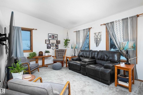 5215 49 Avenue, Onoway, AB - Indoor Photo Showing Living Room