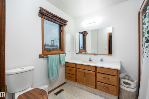 5215 49 Avenue, Onoway, AB - Indoor Photo Showing Bathroom