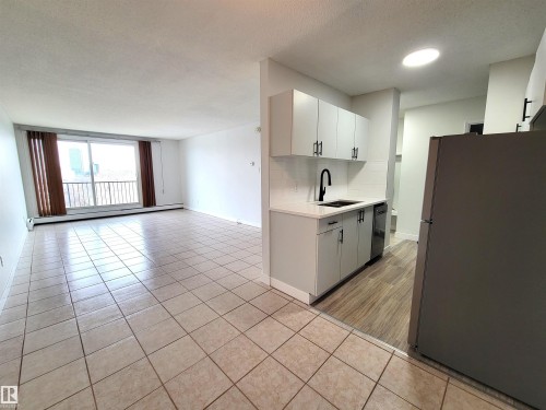 804 9028 Jasper Avenue, Edmonton, AB - Indoor Photo Showing Kitchen