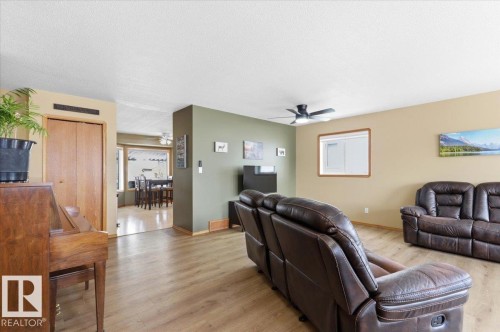228 Parkside Drive, Wetaskiwin, AB - Indoor Photo Showing Living Room