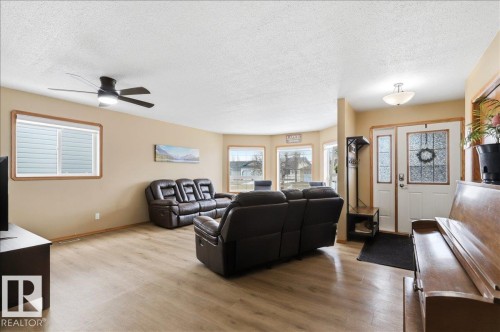 228 Parkside Drive, Wetaskiwin, AB - Indoor Photo Showing Living Room