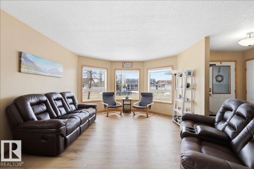 228 Parkside Drive, Wetaskiwin, AB - Indoor Photo Showing Living Room