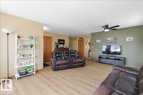 228 Parkside Drive, Wetaskiwin, AB - Indoor Photo Showing Living Room