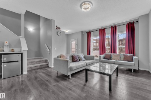 2611 Price Common, Edmonton, AB - Indoor Photo Showing Living Room