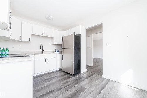 129 Londonderry Square, Edmonton, AB - Indoor Photo Showing Kitchen