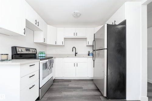 129 Londonderry Square, Edmonton, AB - Indoor Photo Showing Kitchen