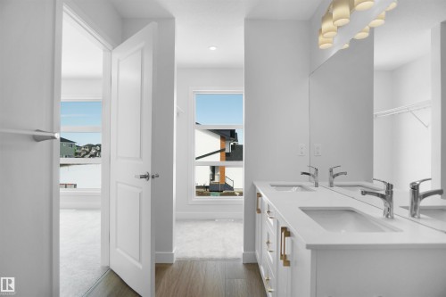 7351 181 Avenue, Edmonton, AB - Indoor Photo Showing Bathroom