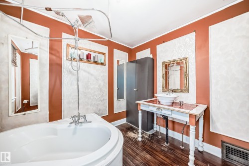 11619 96 Street, Edmonton, AB - Indoor Photo Showing Bathroom