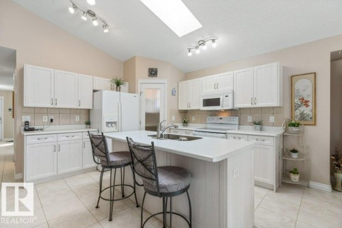 6712 Speaker Place, Edmonton, AB - Indoor Photo Showing Kitchen