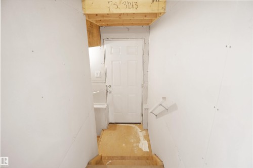 1015 14 Avenue, Edmonton, AB - Indoor Photo Showing Other Room