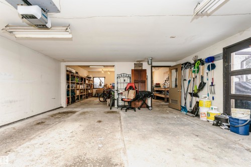 33 Sunnyside Crescent, St. Albert, AB - Indoor Photo Showing Garage