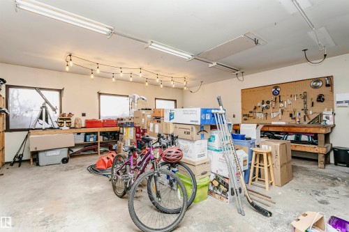 33 Sunnyside Crescent, St. Albert, AB - Indoor Photo Showing Garage