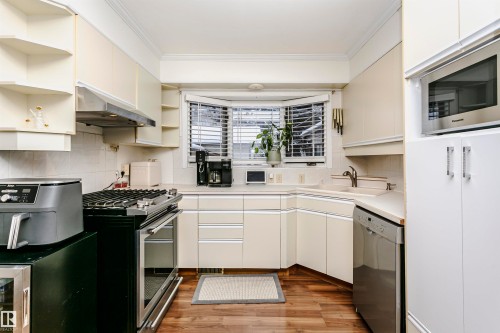 33 Sunnyside Crescent, St. Albert, AB - Indoor Photo Showing Kitchen